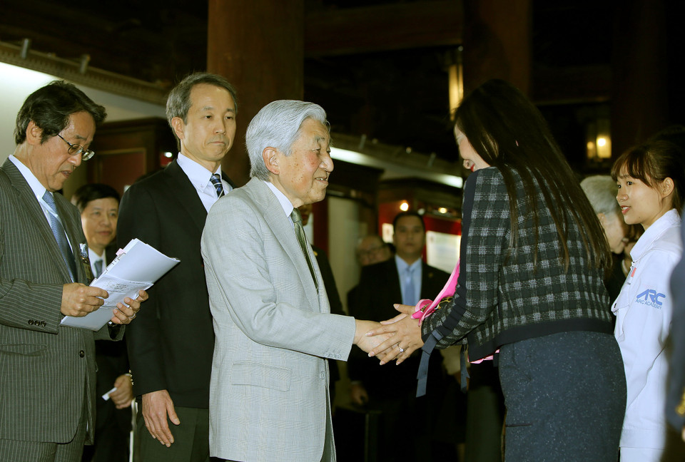 天皇和皇后在交流会上亲切慰问越南老留学生（图片来源：越通社） 