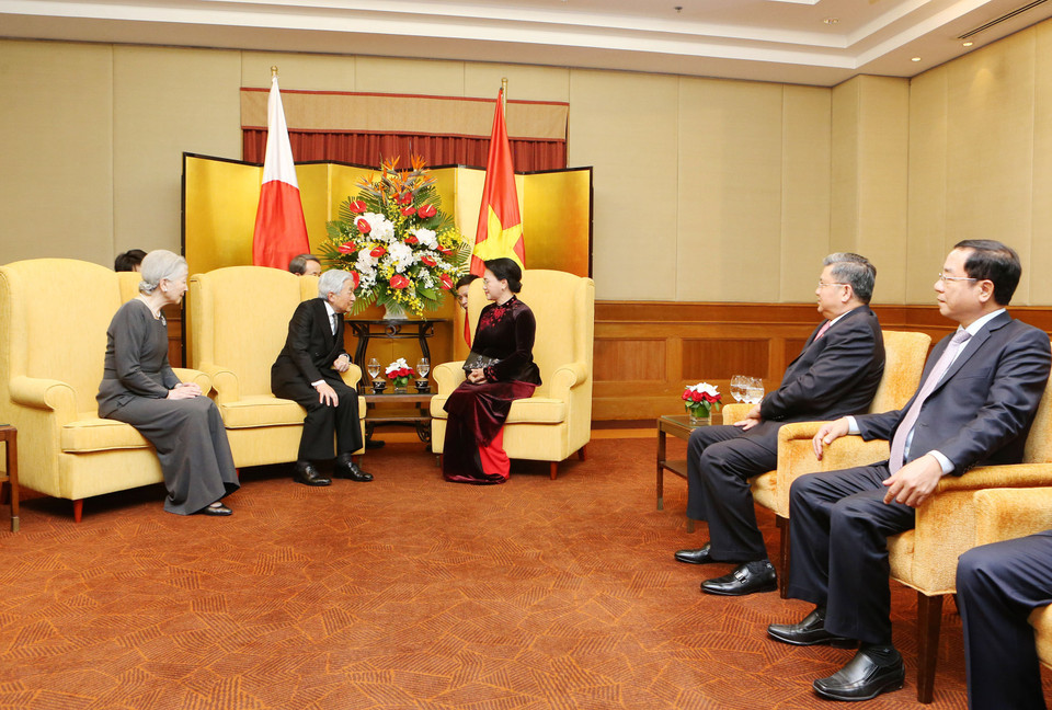 越南国会主席阮氏金银亲切会见了日本天皇明仁和皇后（图片来源：越通社）