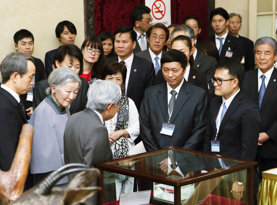 日本天皇和皇后参观生物学博物馆（图片来源：越通社）