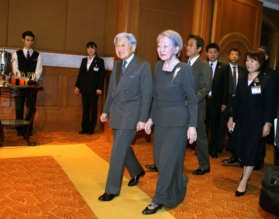 当天下午，天皇和皇后会见世界二战结束后留在越南的日本老兵家属（图片来源：越通社）