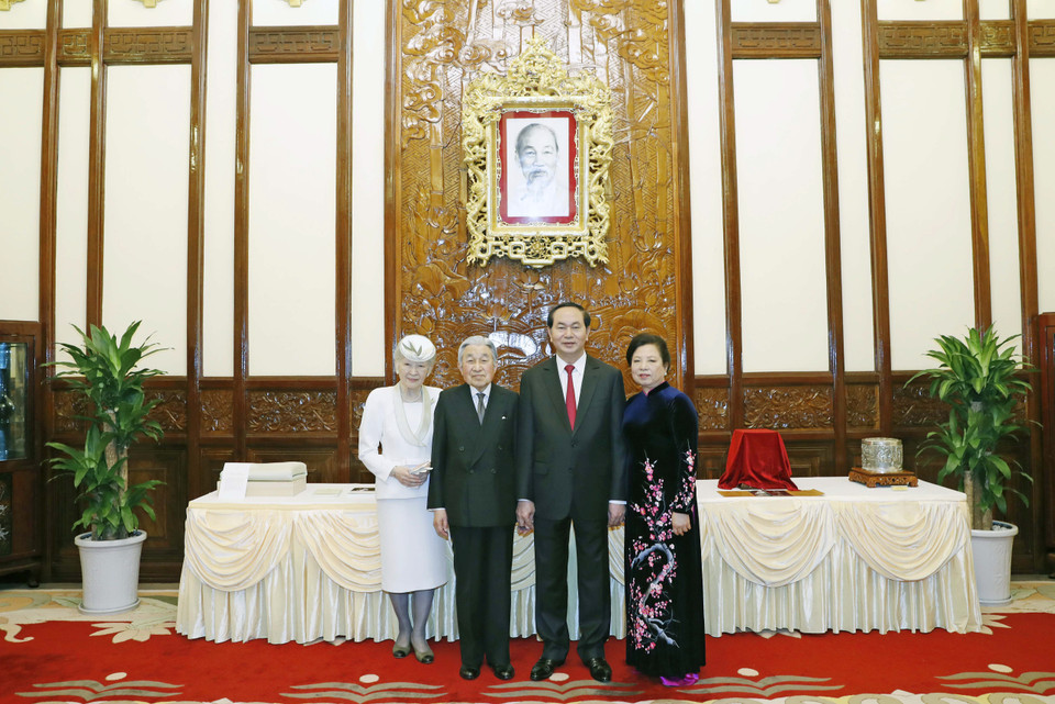 ​​陈大光与夫人同日本天皇明仁与皇后合影（图片来源：越通社）