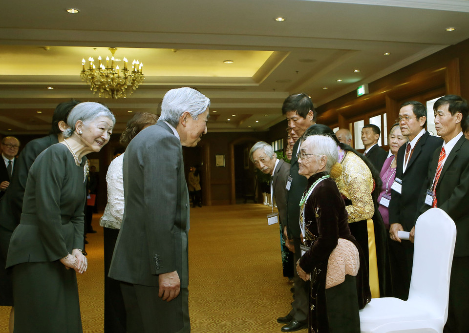 天皇和皇后会见世界二战结束后留在越南的日本老兵家属（图片来源：越通社）