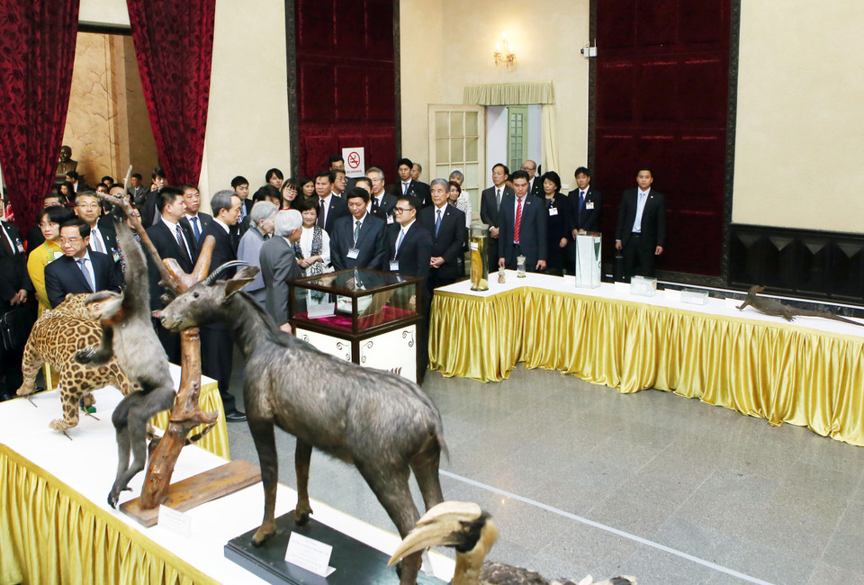 日本天皇和皇后参观生物学博物馆（图片来源：越通社）