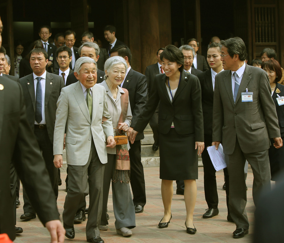 ​日本天皇明仁和皇后美智子参观文庙国子监（图片来源：越通社）