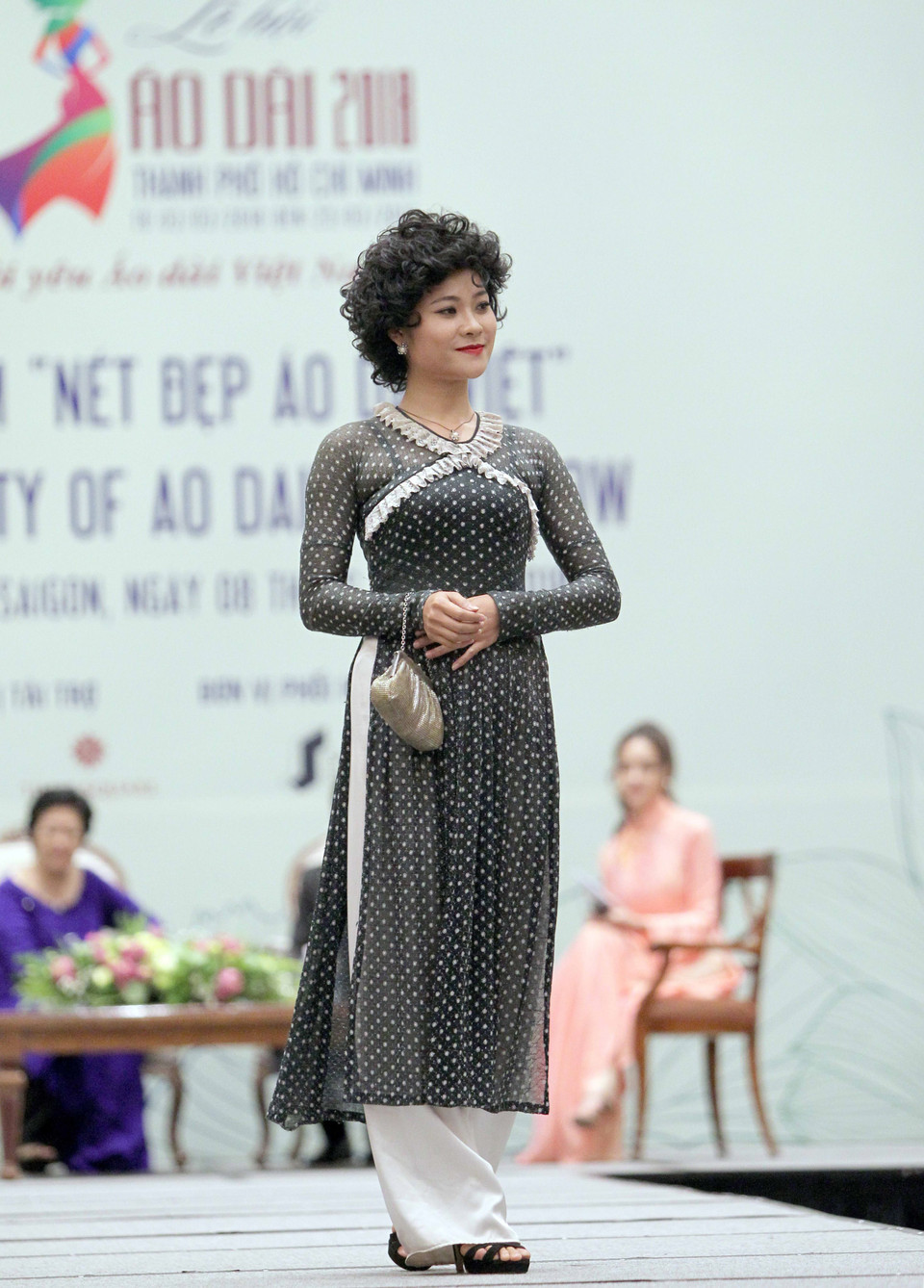 越南奥黛秀表演。越通社记者 光日 摄