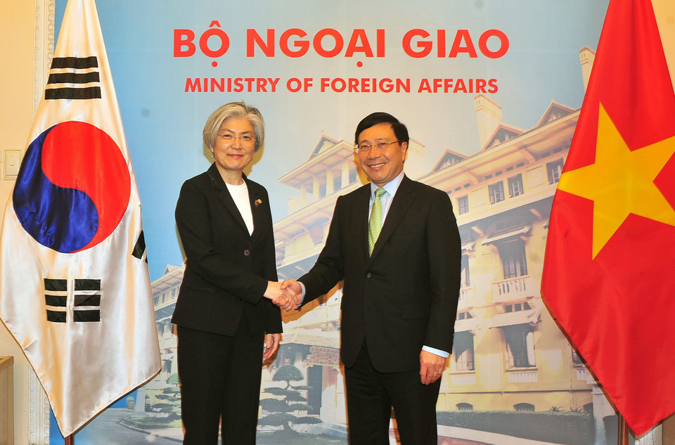 政府副总理范平明（右）与韩国外交部长康京和。越通社记者 阮康 摄