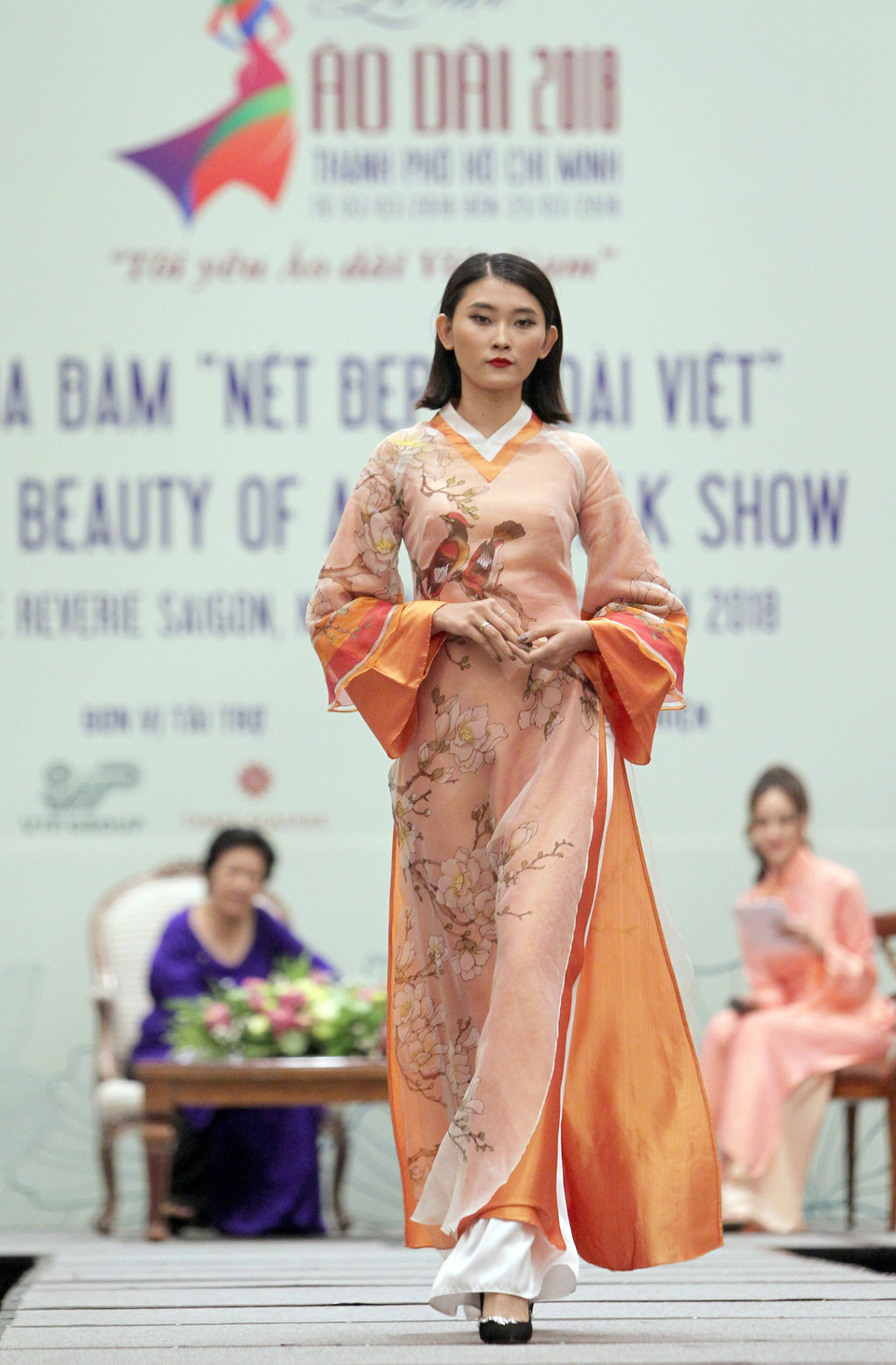 越南奥黛秀表演。越通社记者 光日 摄
