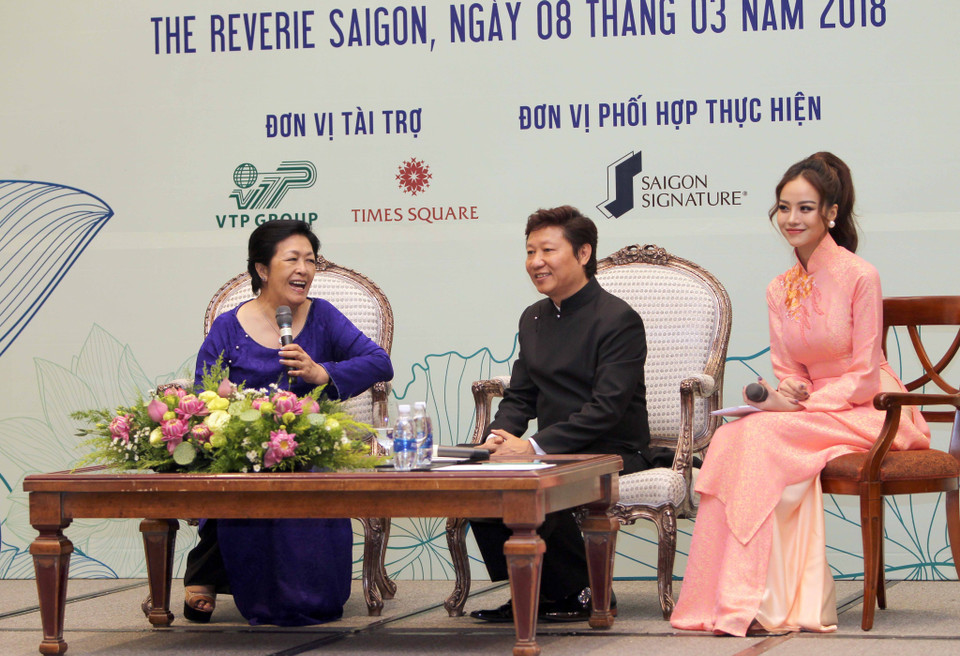 孙女氏宁女士（左）、越南和平委员会副主席黎士黄（中间）参加座谈会。越通社记者 光日 摄