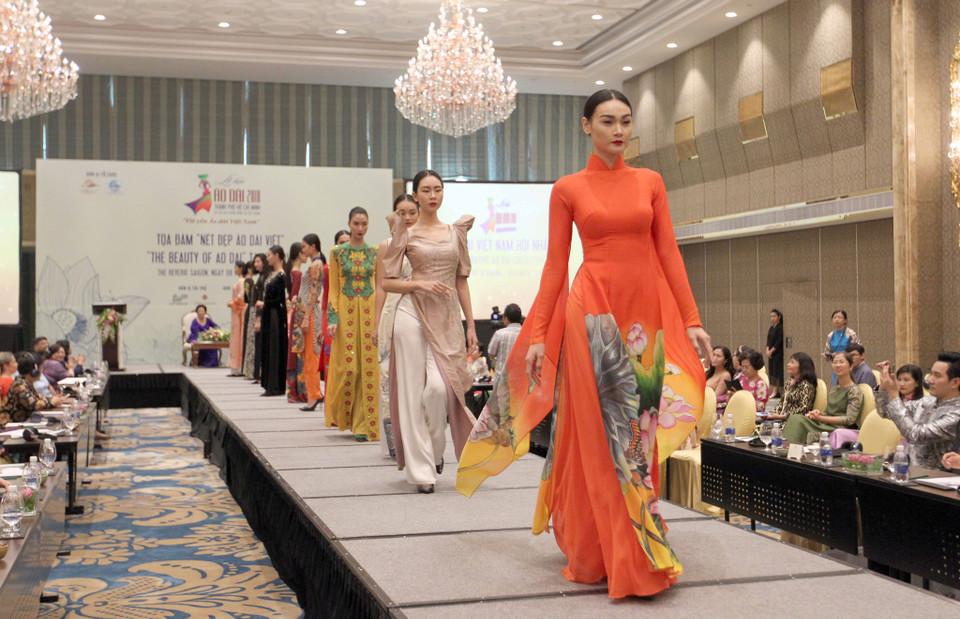 越南奥黛秀表演。越通社记者 光日 摄