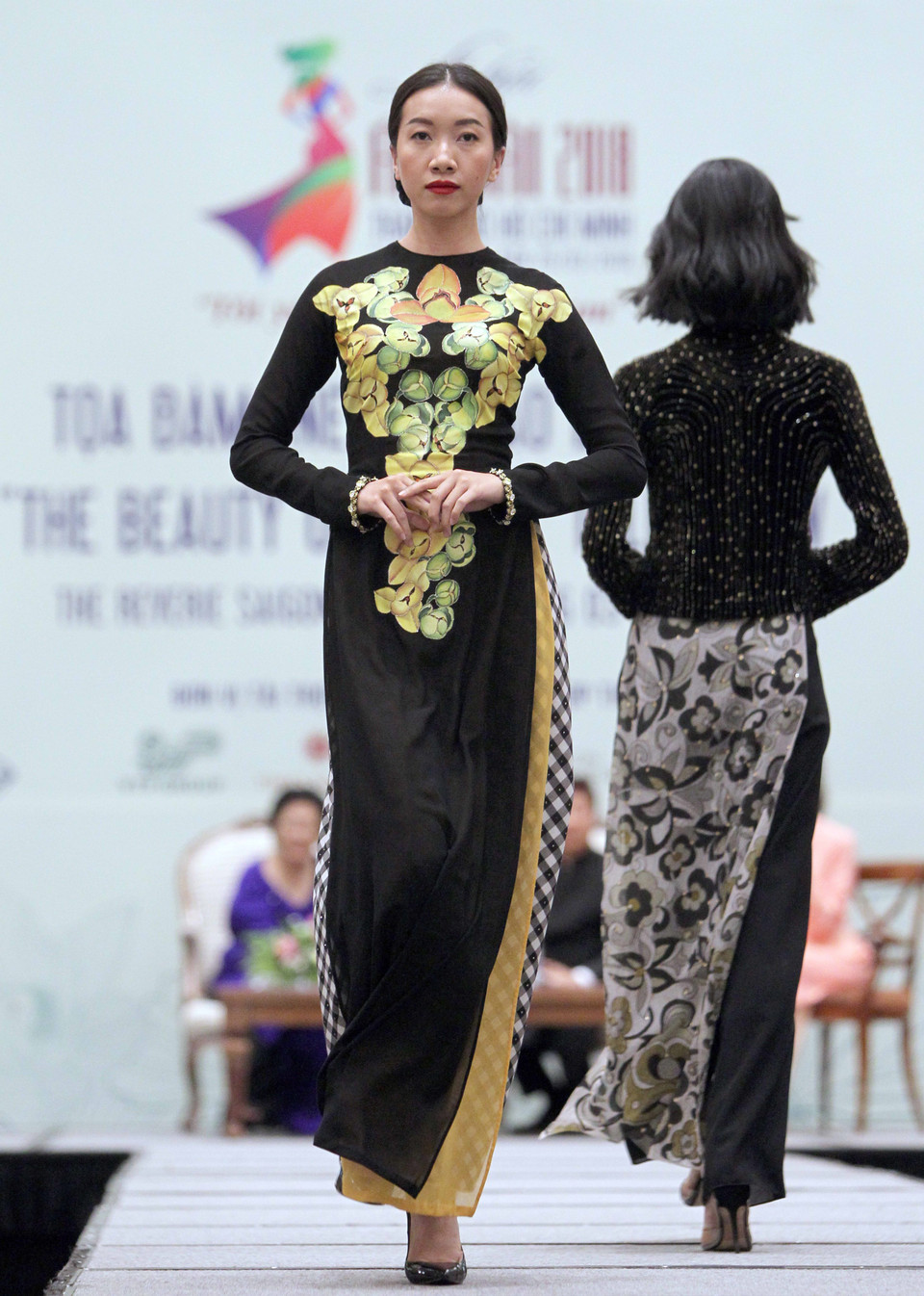 越南奥黛秀表演。越通社记者 光日 摄