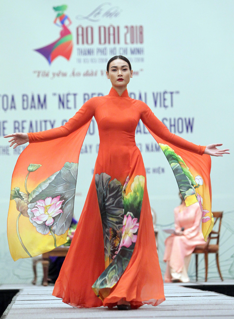 越南奥黛秀表演。越通社记者 光日 摄