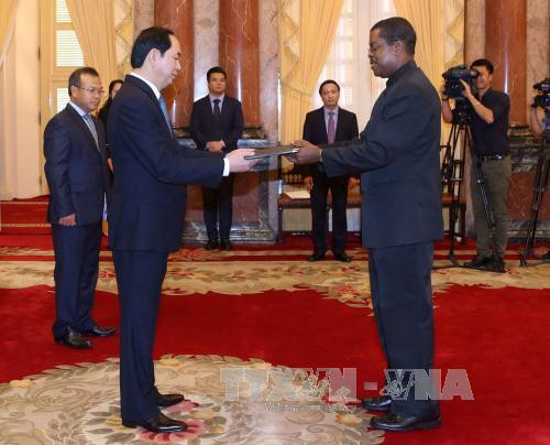 陈大光主席接受圣基茨和尼维斯联邦 驻越大使凯文·艾萨克（Kevin M.Isaac）递交的国书。