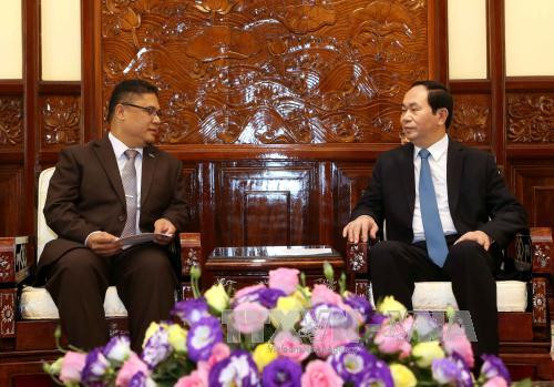  陈大光主席会见密克罗尼西亚 联邦驻越大使卡尔森。