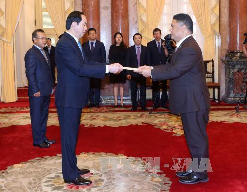 陈大光主席接受密克罗尼西亚 联邦驻越大使卡尔森（Carlson D. Aplis）递交的国书。