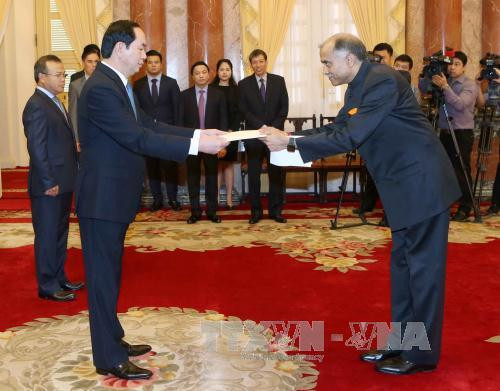 陈大光主席接受印度驻越南大使帕尔瓦塔纳尼·哈里什（Parvathaneni Harish）递交的国书。