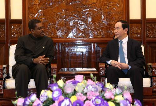  陈大光主席会见圣基茨和尼维斯联邦 驻越大使凯文·艾萨克。