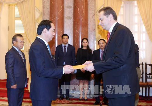 陈大光主席接受拉脱维亚驻越大使马里斯（Maris Selga）递交的国书。