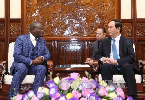  陈大光主席会见几内亚比绍 共和国驻越大使马兰·桑布。