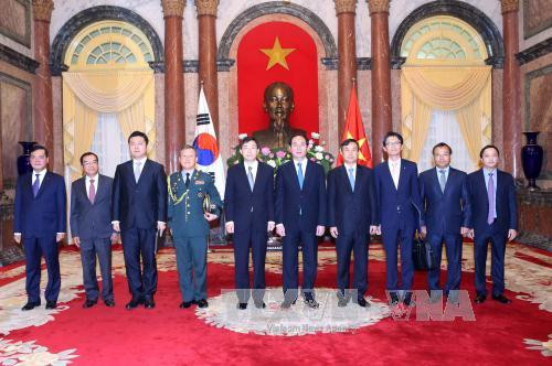 陈大光主席接受韩国驻越大使李赫（Lee Hyuk）递交的国书。