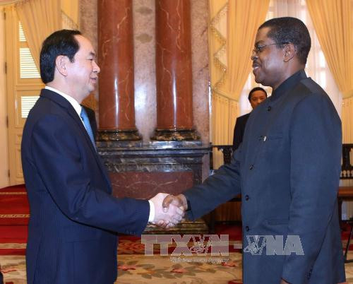  陈大光主席会见圣基茨和尼维斯联邦 驻越大使凯文·艾萨克。