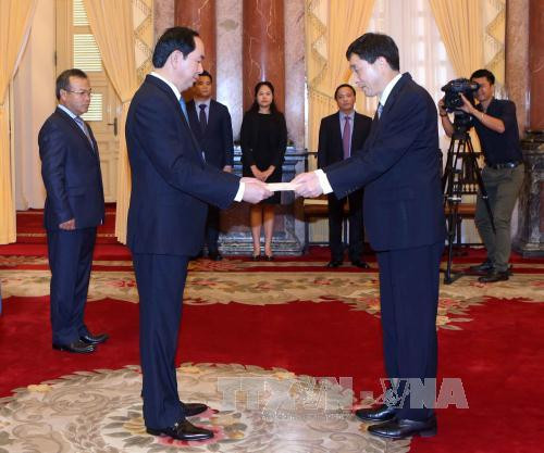 陈大光主席接受韩国驻越大使李赫（Lee Hyuk）递交的国书。