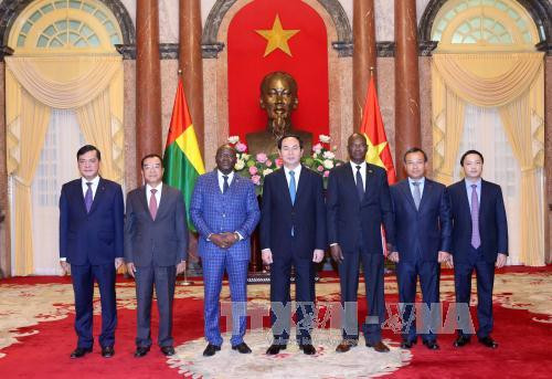 陈大光主席接受几内亚比绍共和国驻越大使马兰 · 桑布（Malam Sambu） 递交的国书。 