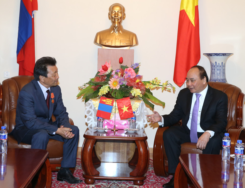 越南政府总理阮春福会见蒙越友好协会主席达史肆维勒。（图片来源：越通社）