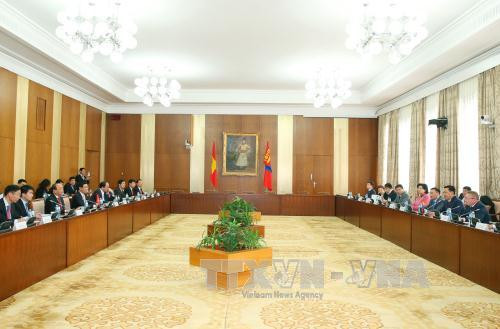 越南政府总理阮春福与蒙古国总理额尔登巴特举行会谈。（图片来源：越通社）