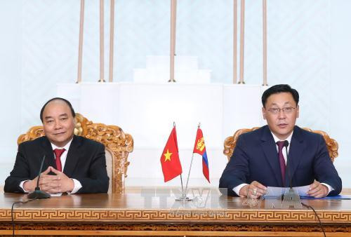 越南政府总理阮春福与蒙古国总理额尔登巴特在会谈后举行的联合新闻发布会。（图片来源：越通社）