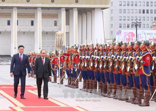 阮春福总理访蒙的欢迎仪式。（图片来源：越通社）