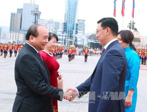 蒙古国总理扎尔格勒图勒嘎·额尔登巴特和夫人欢迎越南政府总理阮春福和夫人到访。（图片来源：越通社）