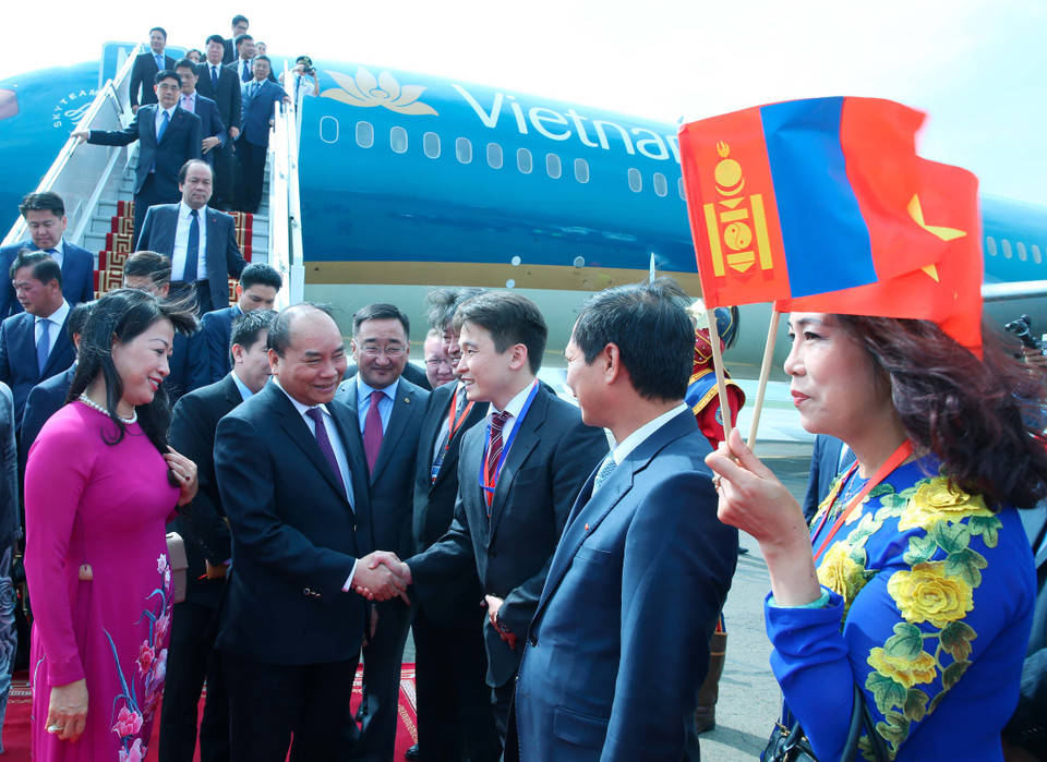 越南政府总理阮春福与夫人抵达蒙古。（图片来源：越通社）
