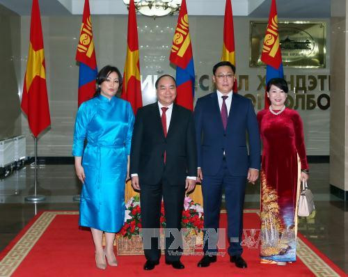 越南政府总理阮春福和夫人与蒙古国总理扎尔格勒图勒嘎·额尔登巴特和夫人合影。（图片来源：越通社）