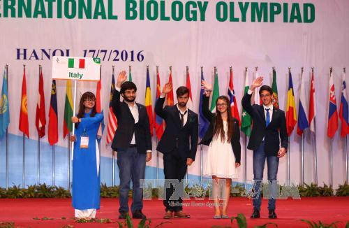 意大利学生入场。（图片来源：越通社）