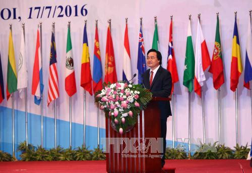 越南教育培训部部长冯春讶在开幕式上发表讲话。（图片来源：越通社）