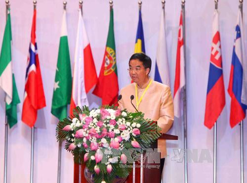 国际生物奥林匹克竞赛委员会主席Poonpipope Kasemsap在开幕式上发表讲话。（图片来源：越通社）