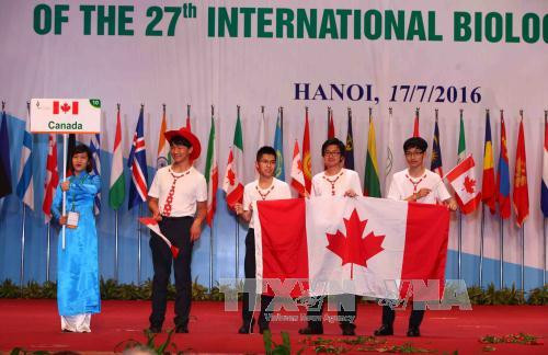 加拿大学生入场。（图片来源：越通社）