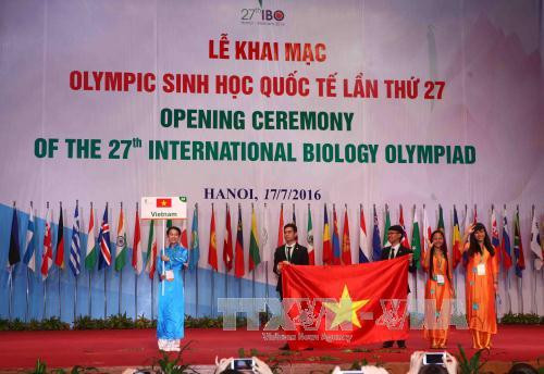 越南学生入场。（图片来源：越通社）