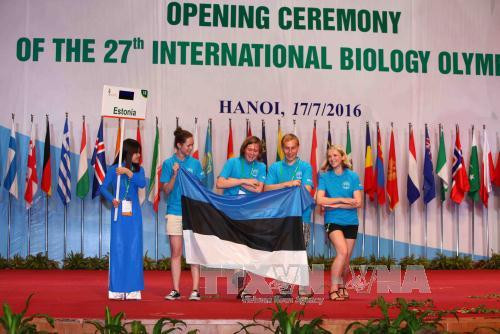 爱沙尼亚学生入场。（图片来源：越通社）