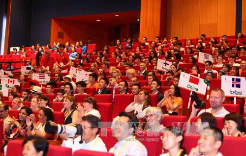 来自世界71个国家和地区的238名教师与264名学生一同出席开幕式。（图片来源：越通社）