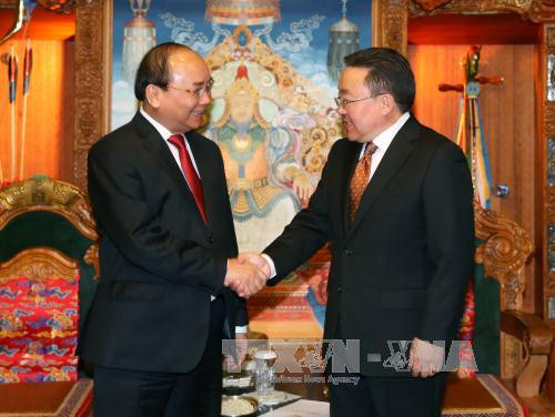 蒙古国总统查希亚·额勒贝格道尔吉会见阮春福总理。（图片来源：越通社）