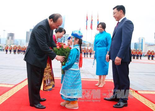 蒙古儿童向阮春福总理赠送鲜花。（图片来源：越通社）