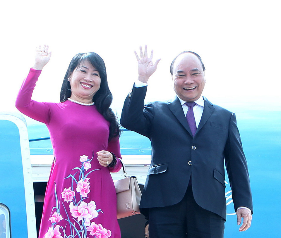 越南政府总理阮春福与夫人抵达蒙古。（图片来源：越通社）