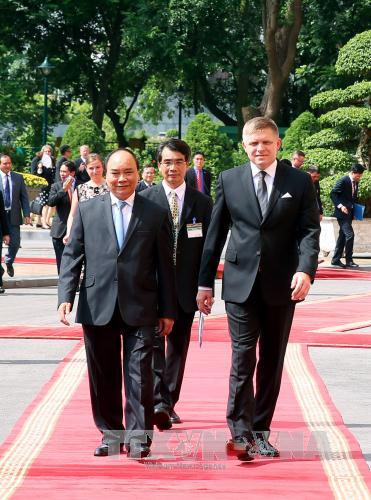 越南政府总理阮春福举行隆重仪式，欢迎斯洛伐克总理罗伯特·菲乔到访。