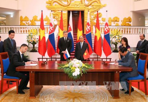 阮春福总理与罗伯特·菲乔总理出席两国交通运输部的合作协议签署仪式。