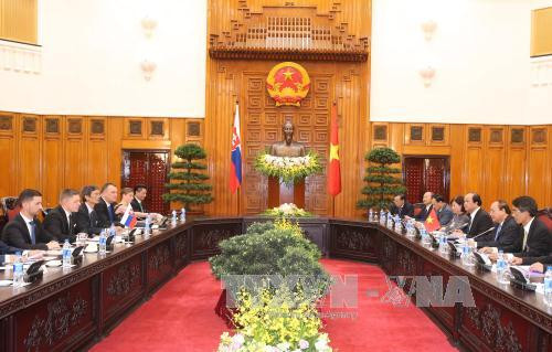 阮春福总理与罗伯特·菲乔总理举行会谈。