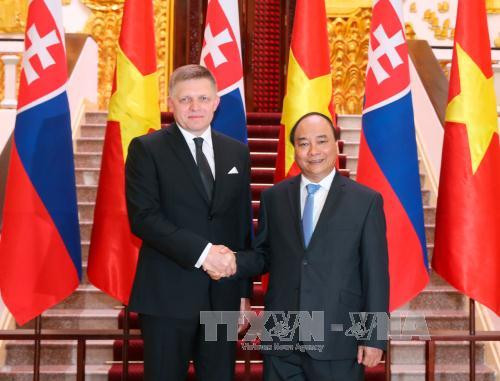 阮春福总理与罗伯特·菲乔总理。