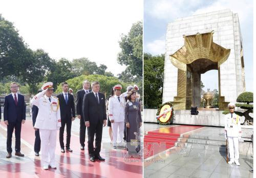 罗伯特·菲乔总理一行在越南英雄烈士纪念碑敬献花圈。