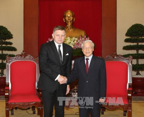 越共中央总书记阮富仲会见罗伯特·菲乔总理。