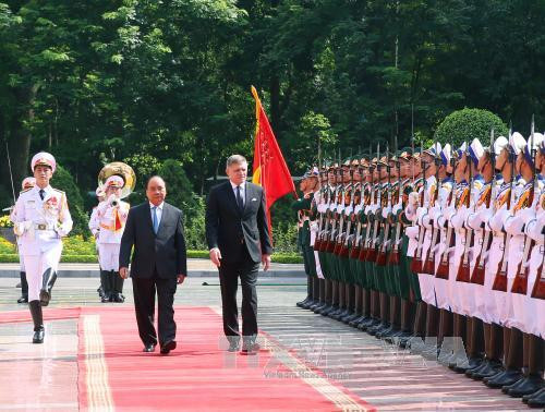 阮春福总理与罗伯特·菲乔总理一同检阅仪仗队。